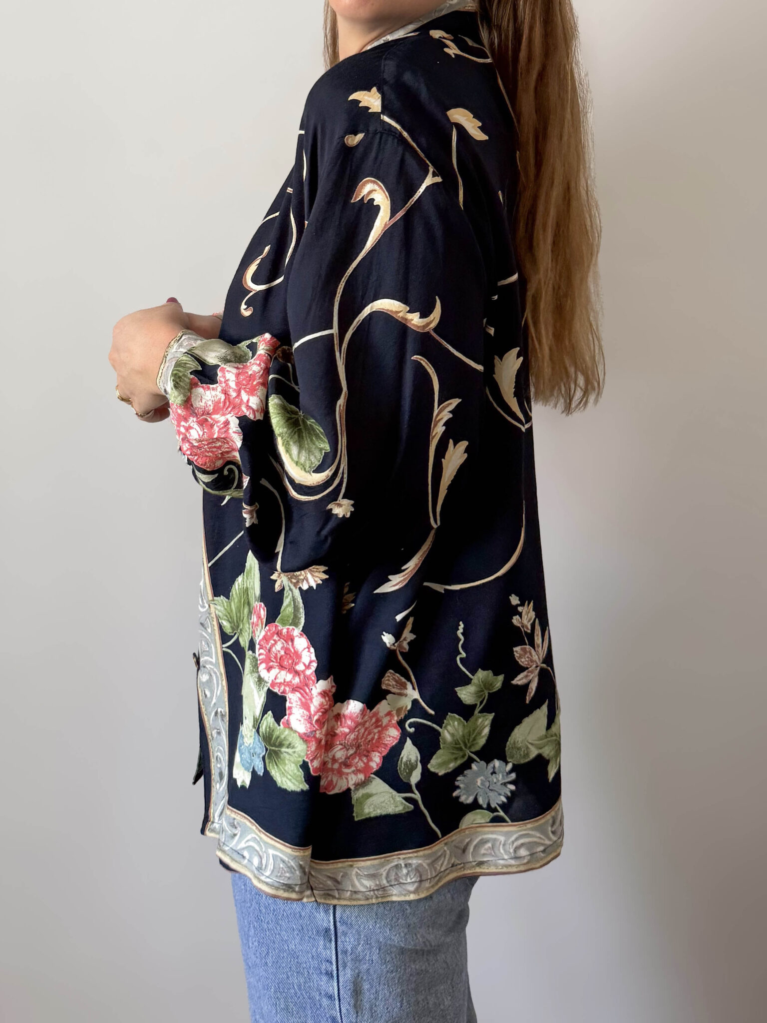Imagen de Camisa amplia con estampado floral (4)