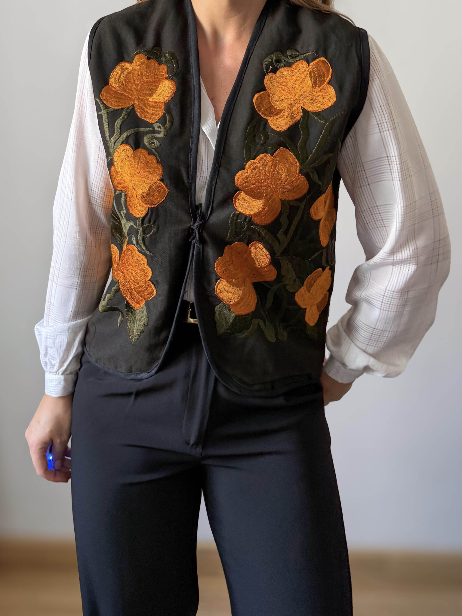 Chaleco con bordado floral