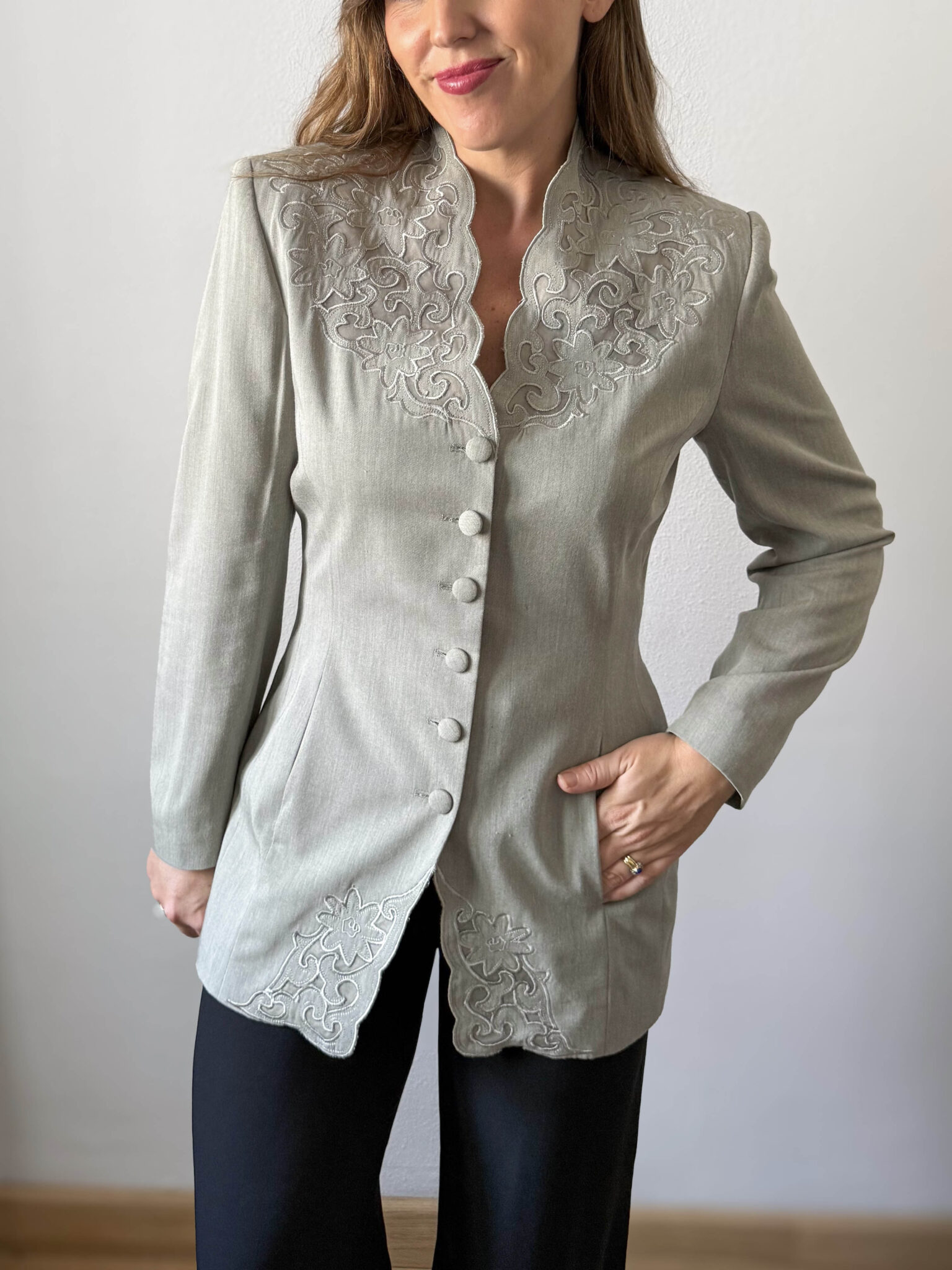 Imagen de Chaqueta gris acea bordada (6)