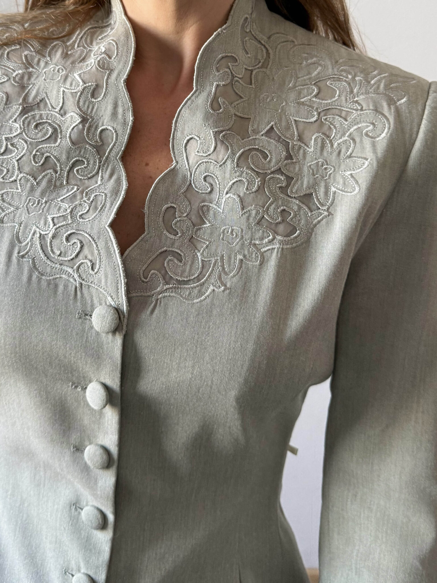 Imagen de Chaqueta gris acea bordada (8)
